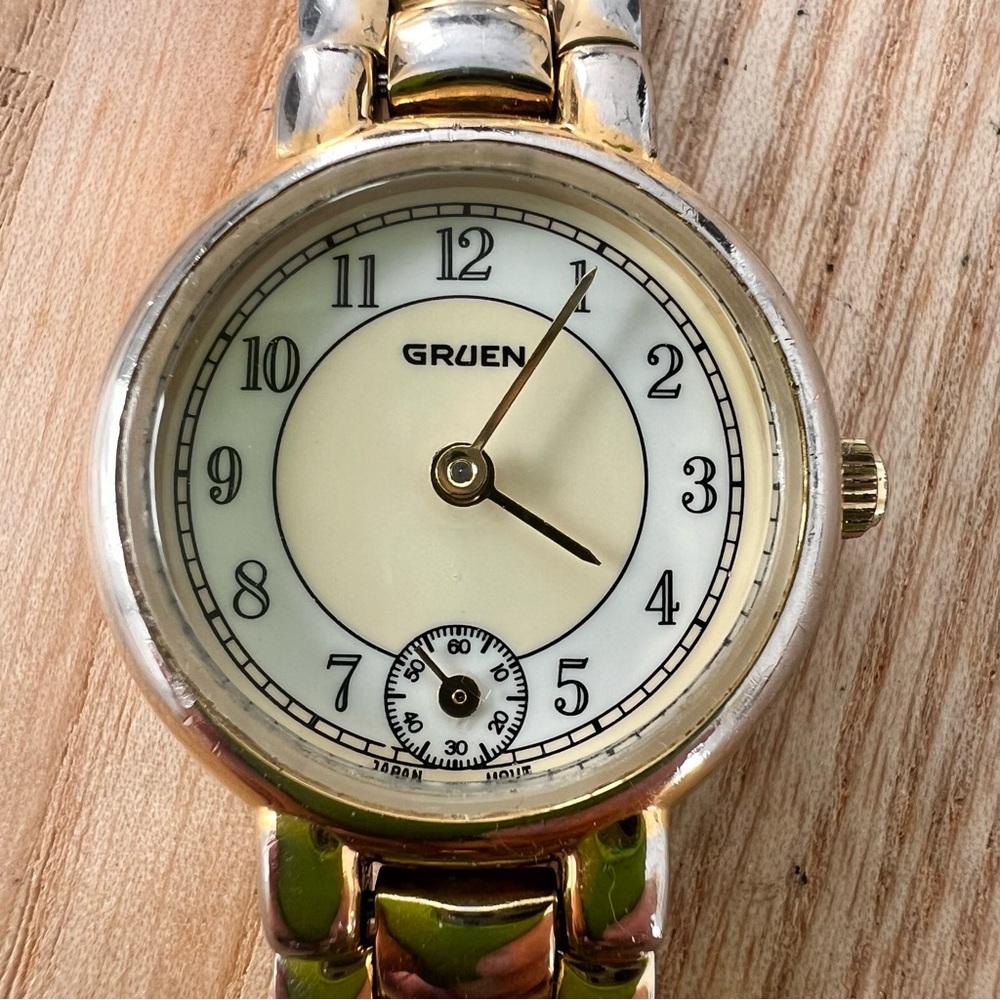 Gruen ladies gold tone dress watch NEW BATTERY